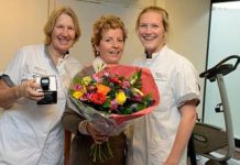 Fitness tijdens chemotherapie voor vrouwen met borstkanker Op de foto van links naar rechts: Jos Markus (fysiotherapeut), Joke van de Berg en Inge Jacobs (fysiotherapeut)