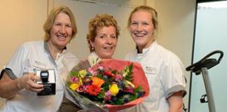 Fitness tijdens chemotherapie voor vrouwen met borstkanker Op de foto van links naar rechts: Jos Markus (fysiotherapeut), Joke van de Berg en Inge Jacobs (fysiotherapeut)