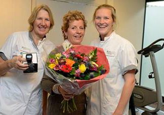 Fitness tijdens chemotherapie voor vrouwen met borstkanker Op de foto van links naar rechts: Jos Markus (fysiotherapeut), Joke van de Berg en Inge Jacobs (fysiotherapeut)