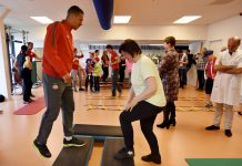 PSV-spelers sporten mee met borstkankerpatiënten