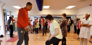 PSV-spelers sporten mee met borstkankerpatiënten