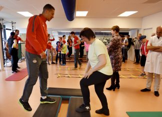 PSV-spelers sporten mee met borstkankerpatiënten
