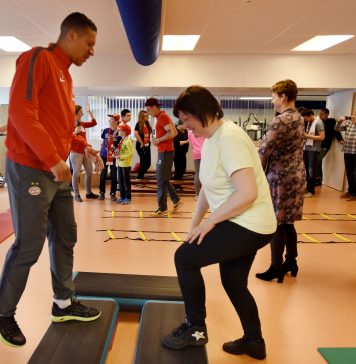 PSV-spelers sporten mee met borstkankerpatiënten