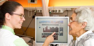 Ziekenhuis meet beweeggedrag ouderen Fysiotherapeut Flora Strookappe bespreekt de resultaten van de meting met mevrouw Kranenburg-Hensen