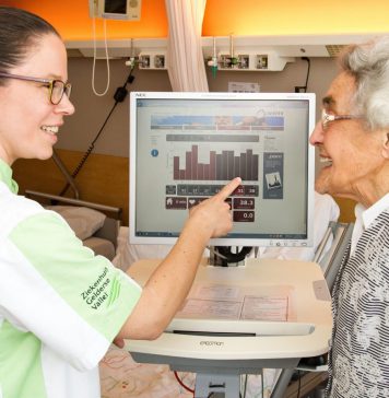 Ziekenhuis meet beweeggedrag ouderen Fysiotherapeut Flora Strookappe bespreekt de resultaten van de meting met mevrouw Kranenburg-Hensen