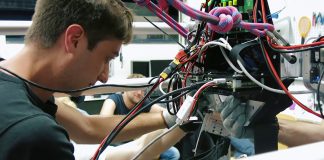 Dwarslaesiepatiënt loopt dankzij exoskelet