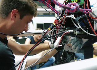 Dwarslaesiepatiënt loopt dankzij exoskelet