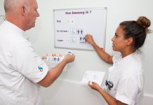‘Beweegbord’ helpt mee om patiënt sneller fit te krijgen Gerard Oosterling en Samira Hityahubessy tonen de werking van het beweegbord, waarop dagelijks het actuele beweegniveau van de patiënt wordt afgebeeld.