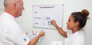 ‘Beweegbord’ helpt mee om patiënt sneller fit te krijgen Gerard Oosterling en Samira Hityahubessy tonen de werking van het beweegbord, waarop dagelijks het actuele beweegniveau van de patiënt wordt afgebeeld.